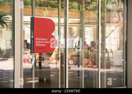 Barcelona, Spanien, 10. Juni 2024: Haustür der neuen Gabriel García Márquez Bibliothek in Barcelona. Stockfoto