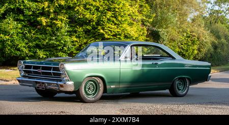 Whittlebury, Northants., Großbritannien - 25. August 2024: Ford Fairlane Auto 1967 fährt auf einer britischen Landstraße. Stockfoto