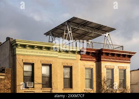 Sonnenkollektoren auf dem Dach in einem Reihenhaus in Brooklyn, NYC Stockfoto