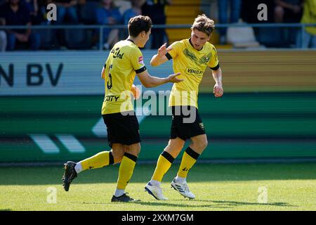 Venlo, Niederlande. August 2024. VENLO, NIEDERLANDE - 25. AUGUST: Tim Braem vom VVV Venlo feiert sein Tor mit Simon Janssen vom VVV Venlo während des Spiels VVV Venlo zwischen Roda JC Kerkrade im Covebo Stadion - de Koel am 25. August 2024 in Venlo, Niederlande. (Foto von Orange Pictures) (Foto von Orange Pictures/Orange Pictures) Credit: dpa/Alamy Live News Stockfoto