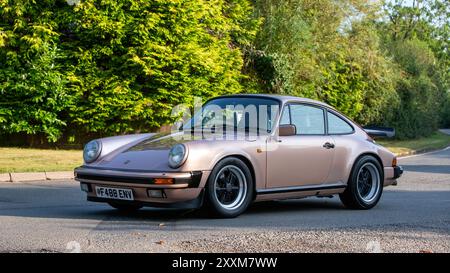 Whittlebury, Northants., Großbritannien - 25. August 2024: 1988 Gold Porsche 911 Oldtimer auf einer britischen Landstraße. Stockfoto