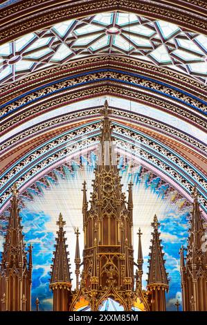 Die verzierte Decke und der Altar in der Kathedrale notre Dame in montreal, kanada. Stockfoto