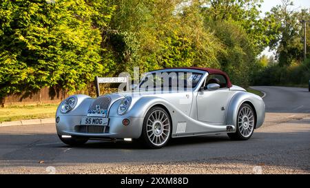 Whittlebury, Northants., Großbritannien - 25. August 2024: 2017 Silber Mogan Aero 8 Oldtimer auf einer britischen Landstraße. Stockfoto