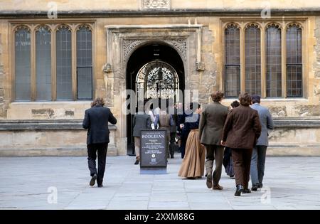 Rückansicht von Schauspielern in historischen Kostümen Männer und Frauen, die die Bodleian Library in Oxford Oxfordshire England UK 2024 KATHY DEWITT betreten Stockfoto