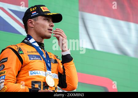 Zandvoort, Niederlande. August 2024. ZANDVOORT, NIEDERLANDE - 25. AUGUST: Lando Norris von McLaren ist bei der Trophäe-Zeremonie beim F1 - Heineken Dutch GP am 25. August 2024 in Zandvoort, Niederlande, auf den ersten Platz gekommen. (Foto von Andre Weening/Orange Pictures) Credit: dpa/Alamy Live News Stockfoto