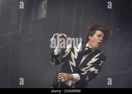 Paris, Frankreich. August 2024. Pelle Almqvist, die Leadsängerin der Hives-Band, tritt am zweiten Tag des Rock en seine-Festivals live auf. Die schwedische Punkband The Hives trat am zweiten Tag des Rock en seine Festivals im Domaine National Saint-Cloud in Paris auf. (Foto: Telmo Pinto/SOPA Images/SIPA USA) Credit: SIPA USA/Alamy Live News Stockfoto