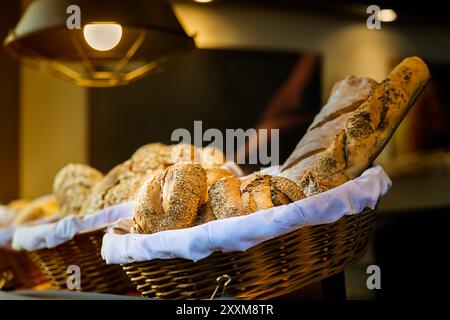 Brot und Brötchen im Weidenkorb auf Anzeige in einer Bäckerei Stockfoto