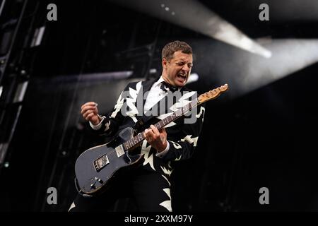 Paris, Frankreich. August 2024. Niklas Almqvist, besser bekannt unter seinem Künstlernamen Nicholaus Arson und Leadgitarrist der Hives-Band, tritt live am zweiten Tag des Rock en seine Festivals auf. Die schwedische Punkband The Hives trat am zweiten Tag des Rock en seine Festivals im Domaine National Saint-Cloud in Paris auf. (Foto: Telmo Pinto/SOPA Images/SIPA USA) Credit: SIPA USA/Alamy Live News Stockfoto