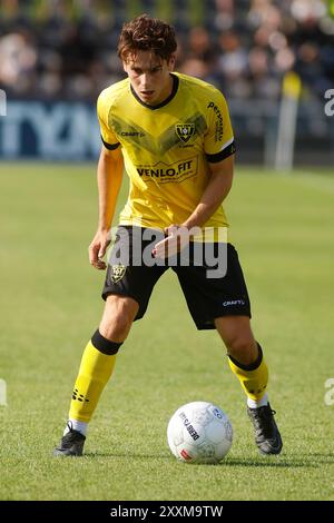 Venlo, Niederlande . August 2024. VENLO, NIEDERLANDE - 25. AUGUST: Simon Janssen vom VVV Venlo übergibt den Ball während des Spiels VVV Venlo zwischen Roda JC Kerkrade im Covebo Stadion - de Koel am 25. August 2024 in Venlo, Niederlande. (Foto von Orange Pictures) (Foto von Orange Pictures/Orange Pictures) Credit: Orange Pics BV/Alamy Live News Stockfoto