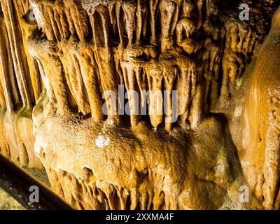 Stein, der an den Wänden der Karaca-Höhle in der Nähe der Provinz Gumushane, Türkei, absackt Stockfoto