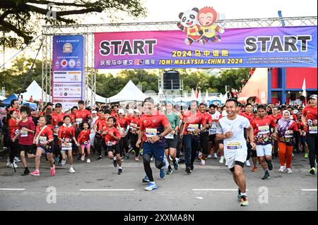 Kota Kinabalu, Malaysia. August 2024. Menschen nehmen am 25. August 2024 am Freundschaftslauf zwischen Malaysia und China Teil, der 2024 in Kota Kinabalu, Sabah, Malaysia stattfindet. Mehr als 5.000 Teilnehmer nahmen am Sonntag an der Freundschaftsrunde zwischen Malaysia und China 2024 in Kota Kinabalu, Sabah, Malaysia Teil, um eine jährliche Veranstaltung zu erweitern, die den 50. Jahrestag der Gründung bilateraler Beziehungen feiert. Quelle: Cheng Yiheng/Xinhua/Alamy Live News Stockfoto