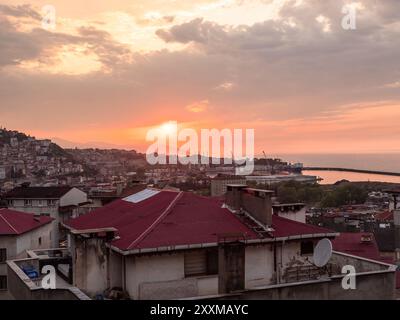 Sonnenuntergang über Ortahisar Stadtteil von Trabzon am Frühlingsabend, Türkei Stockfoto