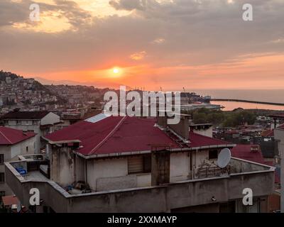 Untergehende Sonne über Ortahisar-Viertel der Stadt Trabzon am Frühlingsabend in der Türkei Stockfoto