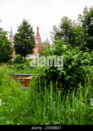 Moskauer Stadtlandschaft - bewachsener grüner Park und Kreml-Türme auf dem Hintergrund an bewölktem Sommertag Stockfoto