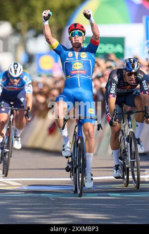 25. August 2024, Saarland, Saarbrücken: Der Däne Mads Pedersen vom Team Lidl-Trek gewinnt die vierte Etappe und damit auch die Gesamtwertung der Tour of Germany. Foto: Thomas Frey/dpa Stockfoto