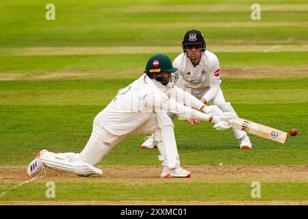 Bristol, Großbritannien, 25. August 2024. Gloucestershires Cameron Bancroft Field im kurzen Leg, als Ian Holland in Leicestershire während des Duells der Vitality County Championship Division zwei zwischen Gloucestershire und Leicestershire schlägt. Quelle: Robbie Stephenson/Gloucestershire Cricket/Alamy Live News Stockfoto