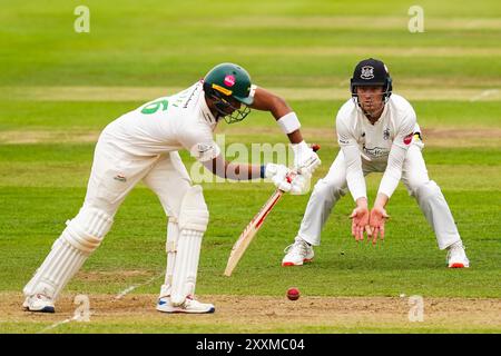 Bristol, Großbritannien, 25. August 2024. Gloucestershires Cameron Bancroft Field im kurzen Leg als Rishi Patel von LLeicestershire während des Spiels der Vitality County Championship Division 2 zwischen Gloucestershire und Leicestershire. Quelle: Robbie Stephenson/Gloucestershire Cricket/Alamy Live News Stockfoto