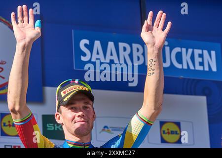 25. August 2024, Saarland, Saarbrücken: Der Däne Mads Pedersen vom Team Lidl-Trek gewinnt die vierte Etappe und damit auch die Gesamtwertung der Tour of Germany. Foto: Thomas Frey/dpa Stockfoto