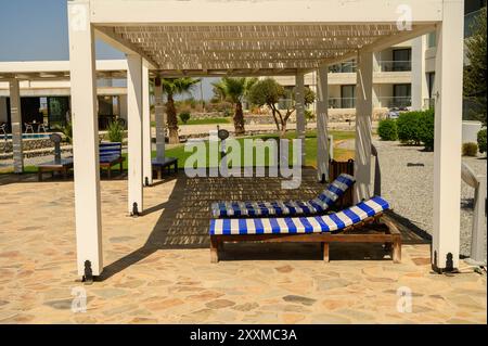 Moderne Terrasse neben Schwimmbad Stockfoto