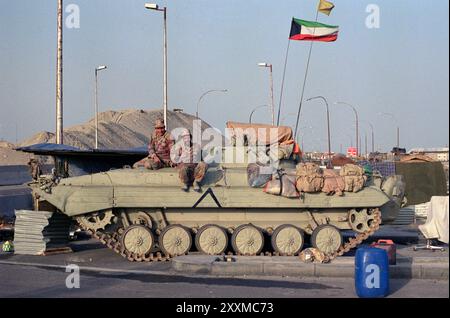 Erster Golfkrieg: 6. März 1991 kuwaitische Soldaten sitzen auf einem amphibischen BMP-2-Infanterie-Kampffahrzeug an einem Kontrollpunkt in Kuwait City. Stockfoto