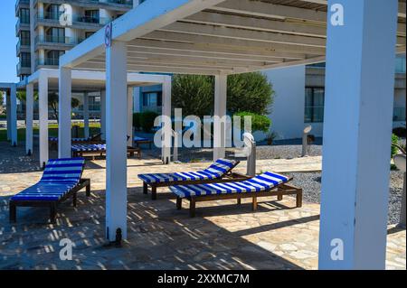 Moderne Terrasse neben Schwimmbad Stockfoto