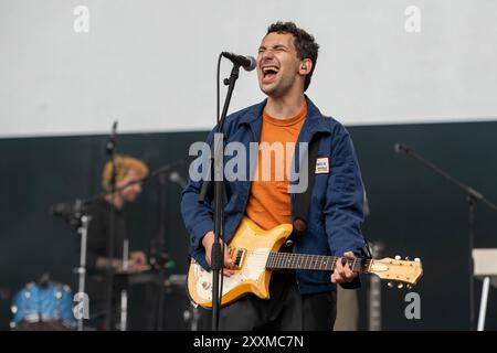 Leeds, Großbritannien. Sonntag, 25. August 2024 Jack Antonoff von Bleachers tritt am dritten Tag des Leeds Festivals im Bramham Park auf der Bühne auf © Jason Richardson / Credit: Tin!y/Alamy Live News Stockfoto