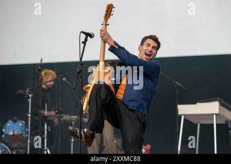 Leeds, Großbritannien. Sonntag, 25. August 2024 Jack Antonoff von Bleachers tritt am dritten Tag des Leeds Festivals im Bramham Park auf der Bühne auf © Jason Richardson / Credit: Tin!y/Alamy Live News Stockfoto