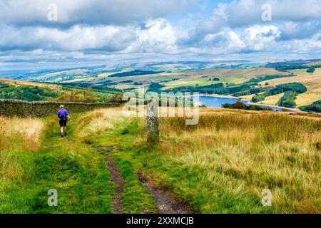 Weibliche Wanderer im Goyt Valley bei Buxton im Peak District National Park, Großbritannien Stockfoto