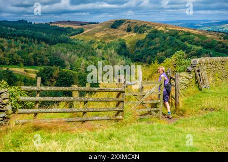 Weibliche Wanderer im Goyt Valley bei Buxton im Peak District National Park, Großbritannien Stockfoto