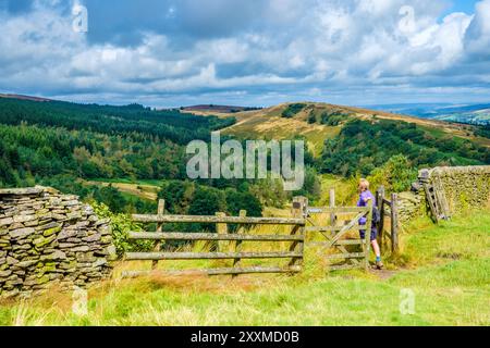 Weibliche Wanderer im Goyt Valley bei Buxton im Peak District National Park, Großbritannien Stockfoto