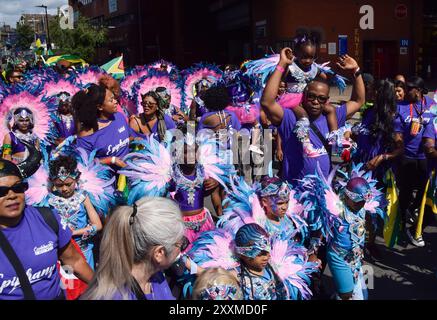 London, England, Großbritannien. August 2024. Die Teilnehmer der Parade tragen am ersten Tag des Notting Hill Karnevals farbenfrohe Kostüme. (Kreditbild: © Vuk Valcic/ZUMA Press Wire) NUR REDAKTIONELLE VERWENDUNG! Nicht für kommerzielle ZWECKE! Quelle: ZUMA Press, Inc./Alamy Live News Stockfoto