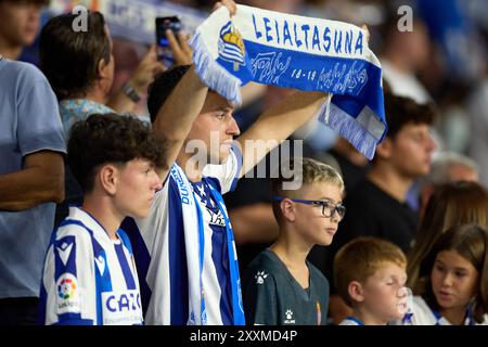 Barcelona, Spanien. August 2024. Fans von Real Sociedad während des Spiels La Liga zwischen RCD Espanyol de Barcelona und Real Sociedad am 24. August 2024 im RCDE-Stadion in Barcelona, Spanien. Quelle: David Ramirez/Alamy Live News Stockfoto