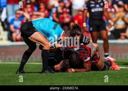 Wimbledon, Großbritannien. August 2024. Der Schiedsrichter sucht nach einem Versuch beim Spiel der Betfred Super League Runde 23 London Broncos gegen Leigh Leopards in Plough Lane, Wimbledon, Großbritannien, 25. August 2024 (Foto: Izzy Poles/News Images) in Wimbledon, Großbritannien am 25.08.2024. (Foto: Izzy Poles/News Images/SIPA USA) Credit: SIPA USA/Alamy Live News Stockfoto