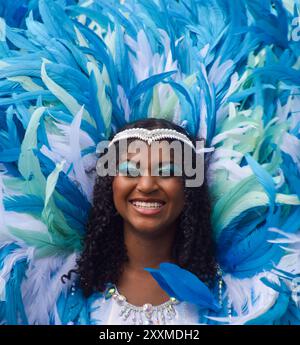 London, England, Großbritannien. August 2024. Ein Teilnehmer der Parade trägt ein farbenfrohes Kostüm am ersten Tag des Notting Hill Karnevals. (Kreditbild: © Vuk Valcic/ZUMA Press Wire) NUR REDAKTIONELLE VERWENDUNG! Nicht für kommerzielle ZWECKE! Quelle: ZUMA Press, Inc./Alamy Live News Stockfoto