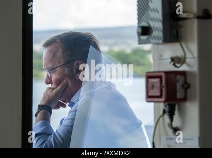 Honolulu, USA. 31. Juli 2024. Bundesverteidigungsminister Boris Pistorius (SPD) steht an Bord der deutschen Fregatte Baden-Württemberg während der US-geführten Militärübung Rim of the Pacific (RIMPAC, 26.06. Bis 02.08.2024). Quelle: Soeren Stache/dpa/Alamy Live News Stockfoto