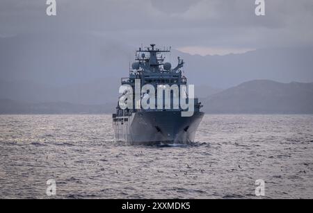 Honolulu, USA. 31. Juli 2024. Der Task Force-Anbieter „Frankfurt am Main“ (A 1412) segelt bei der US-geführten Militärübung Rim of the Pacific (RIMPAC, 26.06.) direkt hinter der deutschen Fregatte „Baden-Württemberg“. Bis 02.08.2024). Quelle: Soeren Stache/dpa/Alamy Live News Stockfoto