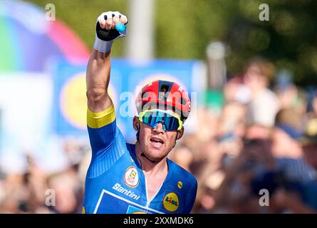 25. August 2024, Saarland, Saarbrücken: Der Däne Mads Pedersen vom Team Lidl-Trek gewinnt die vierte Etappe und damit auch die Gesamtwertung der Tour of Germany. Foto: Thomas Frey/dpa Stockfoto