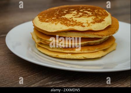 Leckere Pfannkuchen auf Holztisch Stockfoto