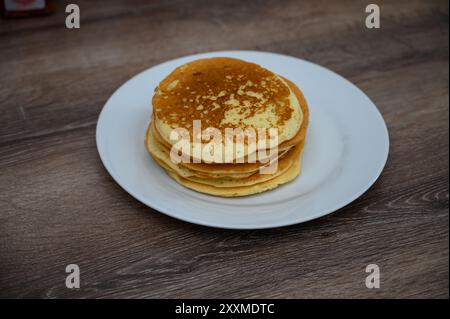 Leckere Pfannkuchen auf einem Holztisch Stockfoto