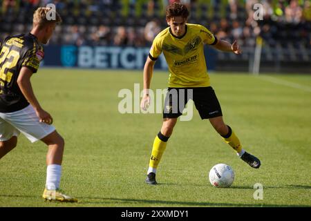 Venlo, Niederlande. August 2024. VENLO, NIEDERLANDE - 25. AUGUST: Simon Janssen vom VVV Venlo übergibt den Ball während des Spiels VVV Venlo zwischen Roda JC Kerkrade im Covebo Stadion - de Koel am 25. August 2024 in Venlo, Niederlande. (Foto von Orange Pictures) (Foto von Orange Pictures/Orange Pictures) Credit: dpa/Alamy Live News Stockfoto