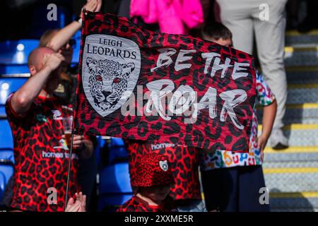 Wimbledon, Großbritannien. August 2024. Fans von Leigh Leopards feiern den Teamsieg nach dem Spiel London Broncos vs Leigh Leopards in der Betfred Super League Runde 23 in der Plough Lane, Wimbledon, Großbritannien, 25. August 2024 (Foto: Izzy Poles/News Images) in Wimbledon, Großbritannien am 25. August 2024. (Foto: Izzy Poles/News Images/SIPA USA) Credit: SIPA USA/Alamy Live News Stockfoto