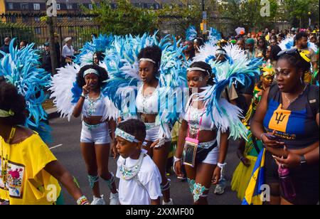 London, England, Großbritannien. August 2024. Die Teilnehmer der Parade tragen am ersten Tag des Notting Hill Karnevals farbenfrohe Kostüme. (Kreditbild: © Vuk Valcic/ZUMA Press Wire) NUR REDAKTIONELLE VERWENDUNG! Nicht für kommerzielle ZWECKE! Quelle: ZUMA Press, Inc./Alamy Live News Stockfoto