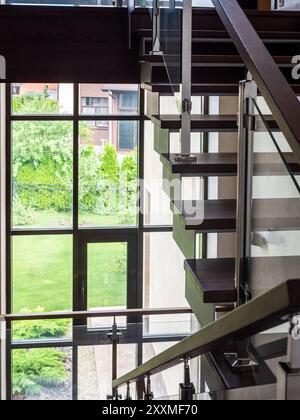 Indoor Treppenhaus im Sommerhaus mit Glaswänden Stockfoto