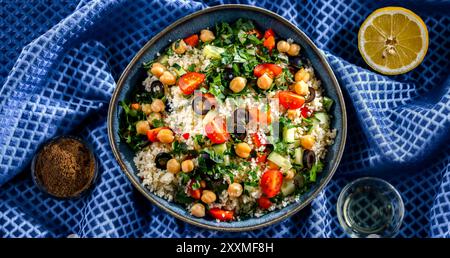 Ein Couscous-Teller serviert mit Gemüse und Kichererbsen Stockfoto