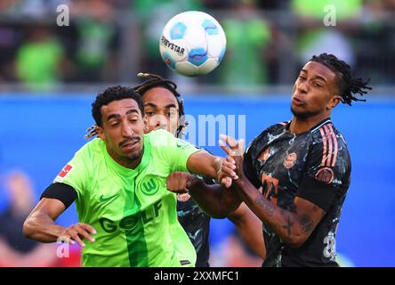 Wolfsburg, Deutschland. . August 2024. Wolfsburg, Deutschland. August 2024. Fußball: Bundesliga, VfL Wolfsburg - FC Bayern München, Spieltag 1, Volkswagen Arena. Wolfsburgs Tiago Tomás (l) im Kampf gegen Michael Olise in München. Hinweis: Swen Pförtner/dpa - WICHTIGER HINWEIS: Gemäß den Vorschriften der DFL Deutschen Fußball-Liga und des DFB Deutschen Fußball-Bundes ist es verboten, im Stadion und/oder des Spiels aufgenommene Fotografien in Form von sequenziellen Bildern und/oder videoähnlichen Fotoserien zu verwenden oder zu nutzen./dpa/Alamy Live News Credit: dpa Picture Alliance/Al Stockfoto