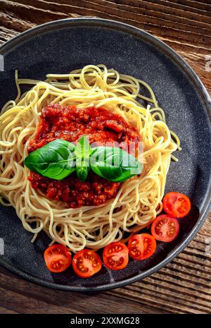 Zusammensetzung mit einem Teller Spaghetti Bolognese. Stockfoto