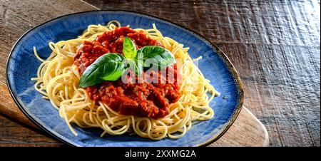 Zusammensetzung mit einem Teller Spaghetti Bolognese. Stockfoto