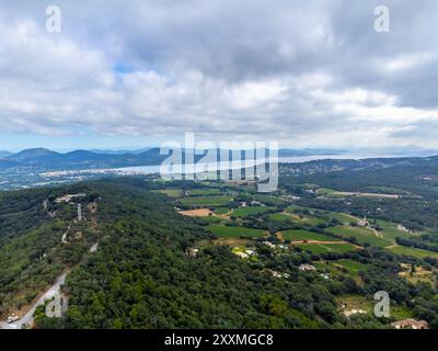 Blick aus der Vogelperspektive auf grüne Hügel, Kiefern und Eichen, Häuser, Golf von saint-tropez, Dorf Gassin, Weinberge, Provence, Var, Frankreich Stockfoto