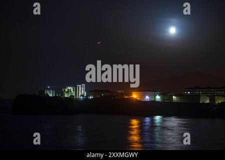 Nächtlicher Blick auf die Kirche Santa Maria de la Asuncion Castro Urdiales Santa Ana Castle Stockfoto