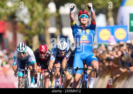 25. August 2024, Saarland, Saarbrücken: Der Däne Mads Pedersen vom Team Lidl-Trek gewinnt die vierte Etappe und damit auch die Gesamtwertung der Tour of Germany. Foto: Thomas Frey/dpa Stockfoto